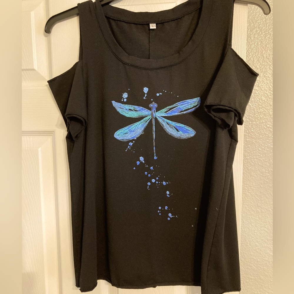 Dragonfly black T-shirt with keyhole sleeve size large